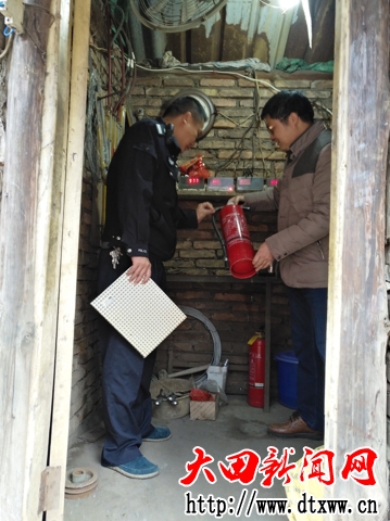 圖為查看干粉滅火器是否過期.jpg