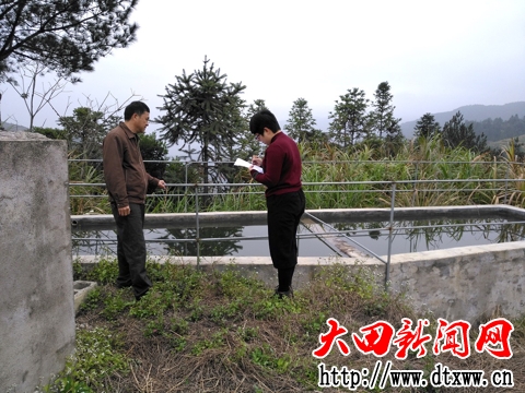 圖為查看火工庫消防池情況(1).jpg