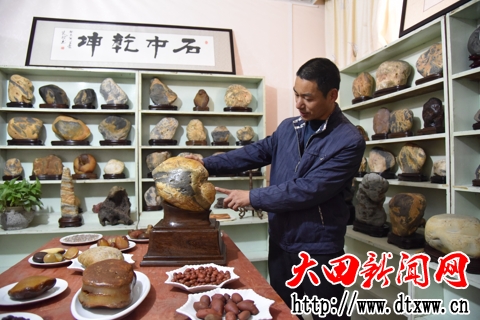李春孟介紹鎮館之寶“北京猿人”.jpg