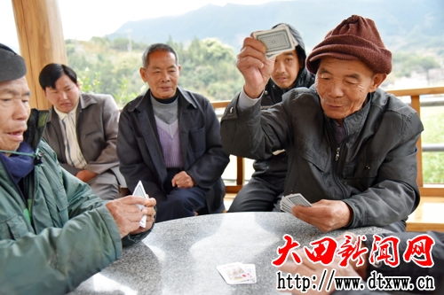湖美鄉敬老院的老人們正在快樂地打牌，安享晚年(1).jpg