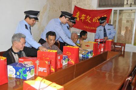 慰問福利院老人.jpg