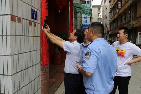 調整大小 公安人員正在指導市民使用二維碼門牌.JPG