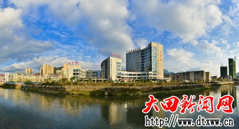 位于均溪河畔的大田縣中醫院 陳德傳攝.jpg