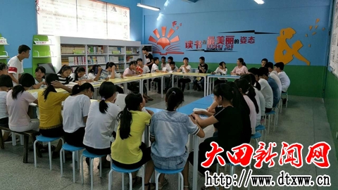 學生沉浸在閱讀之中.jpg